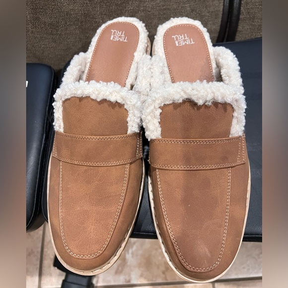 Tan Time and Tru faux leather women's Mules with faux shearling Lining. Size 10 - Picture 2 of 8